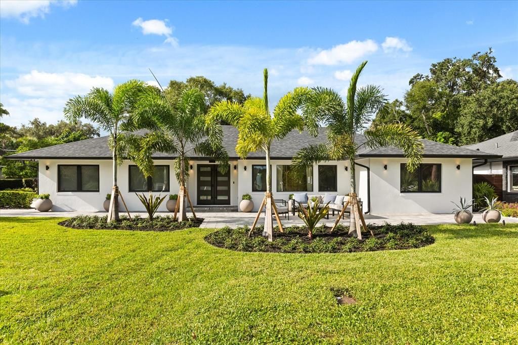 合同活跃: $1,599,900 (3 贝兹, 3 浴室, 2432 平方英尺)