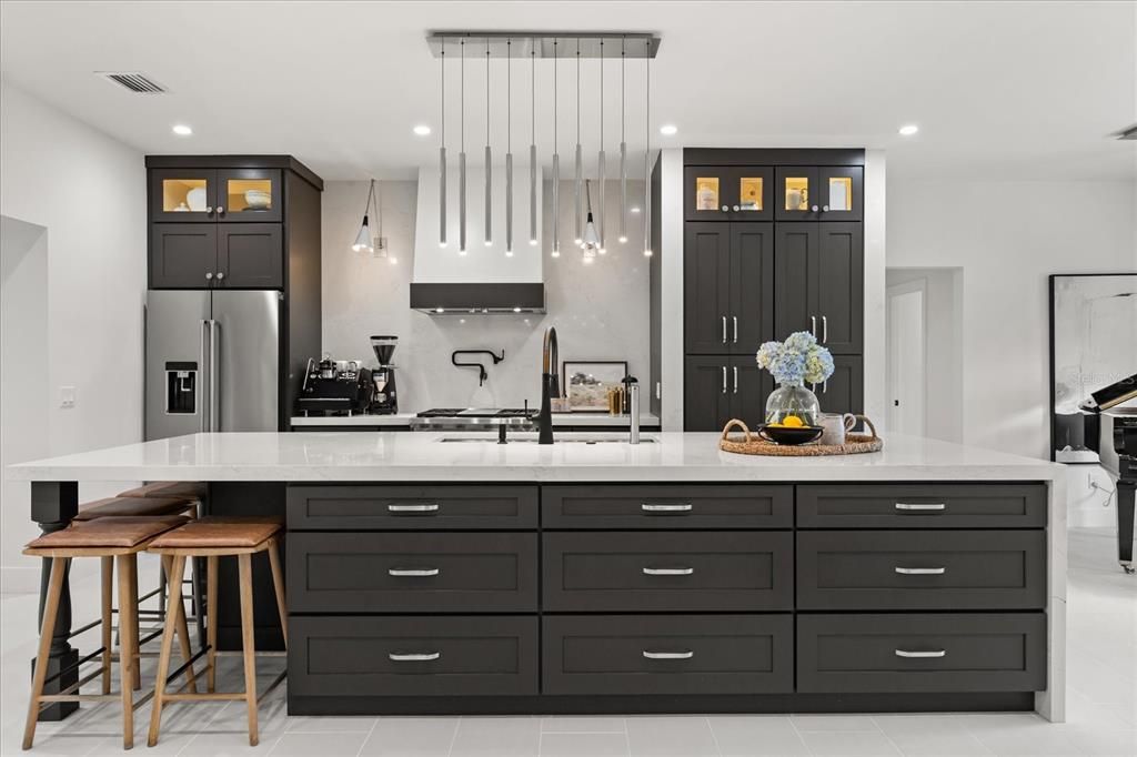 合同活跃: $1,599,900 (3 贝兹, 3 浴室, 2432 平方英尺)