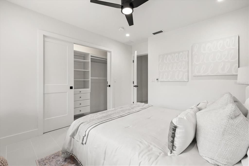 合同活跃: $1,599,900 (3 贝兹, 3 浴室, 2432 平方英尺)