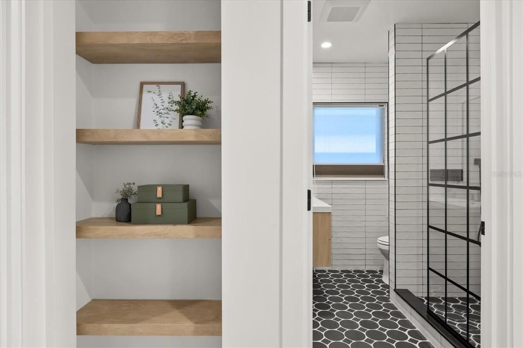 合同活跃: $1,599,900 (3 贝兹, 3 浴室, 2432 平方英尺)