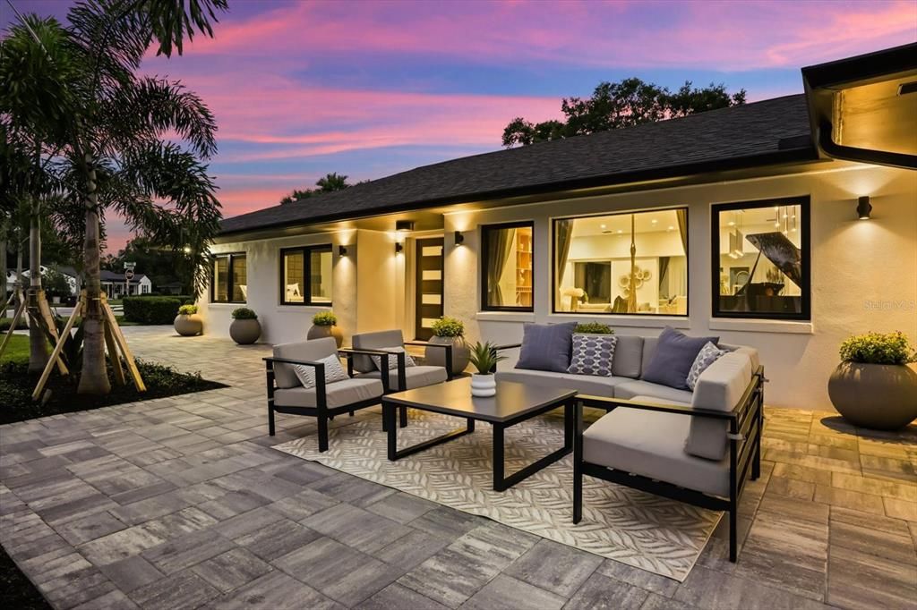 合同活跃: $1,599,900 (3 贝兹, 3 浴室, 2432 平方英尺)