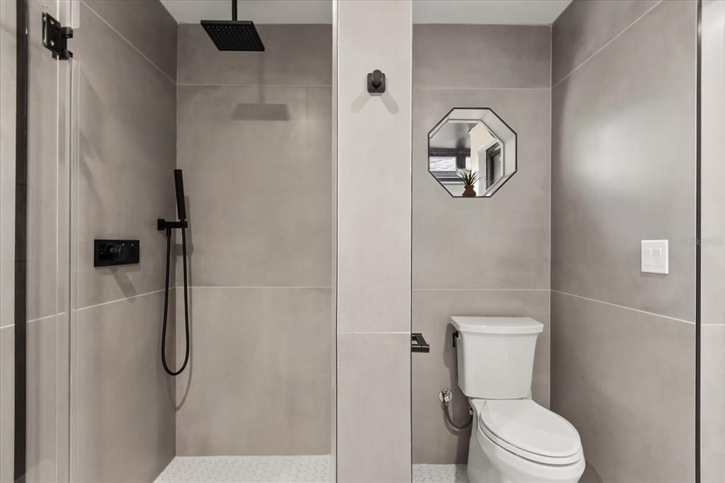 合同活跃: $1,599,900 (3 贝兹, 3 浴室, 2432 平方英尺)