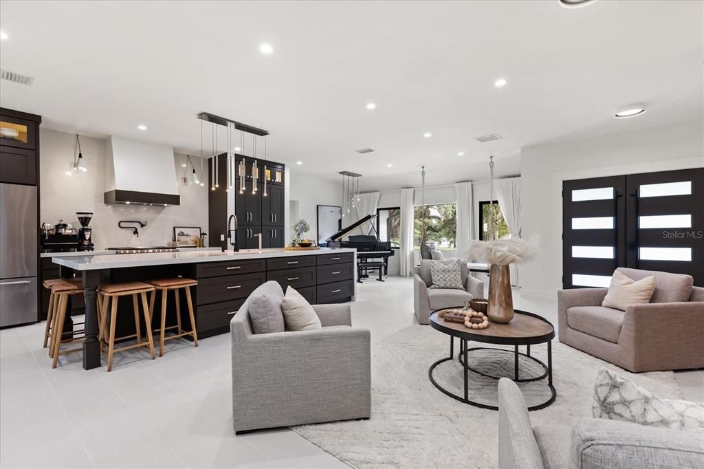 合同活跃: $1,599,900 (3 贝兹, 3 浴室, 2432 平方英尺)