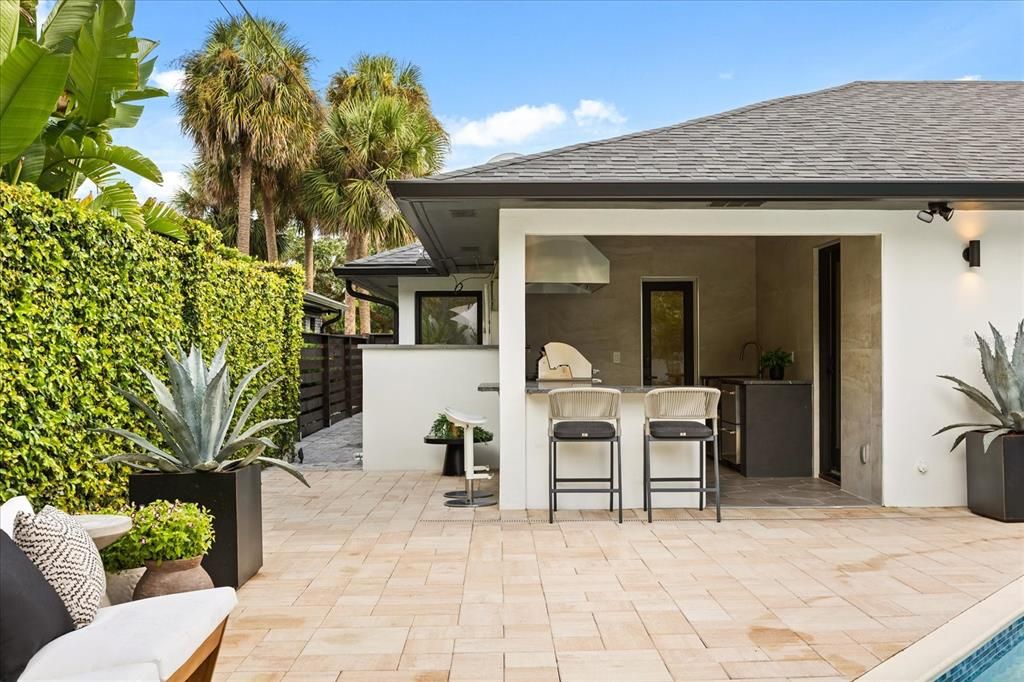 合同活跃: $1,599,900 (3 贝兹, 3 浴室, 2432 平方英尺)