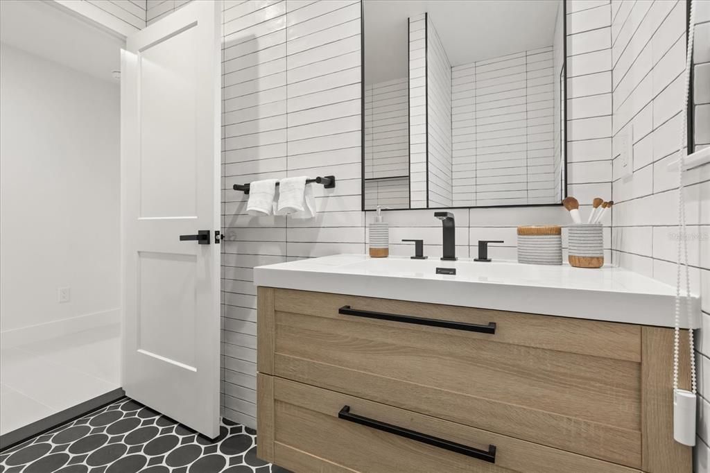 合同活跃: $1,599,900 (3 贝兹, 3 浴室, 2432 平方英尺)