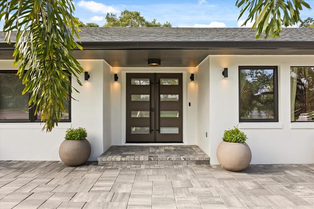 合同活跃: $1,599,900 (3 贝兹, 3 浴室, 2432 平方英尺)