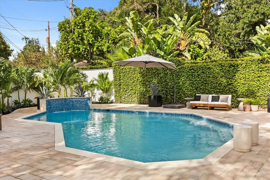 合同活跃: $1,599,900 (3 贝兹, 3 浴室, 2432 平方英尺)