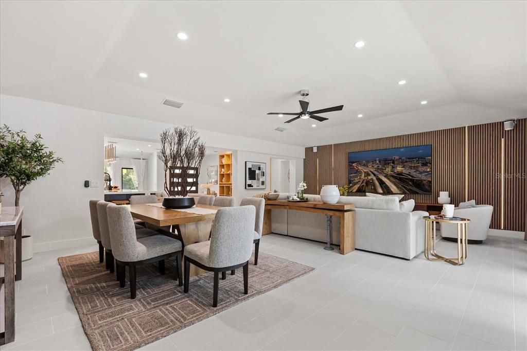 合同活跃: $1,599,900 (3 贝兹, 3 浴室, 2432 平方英尺)