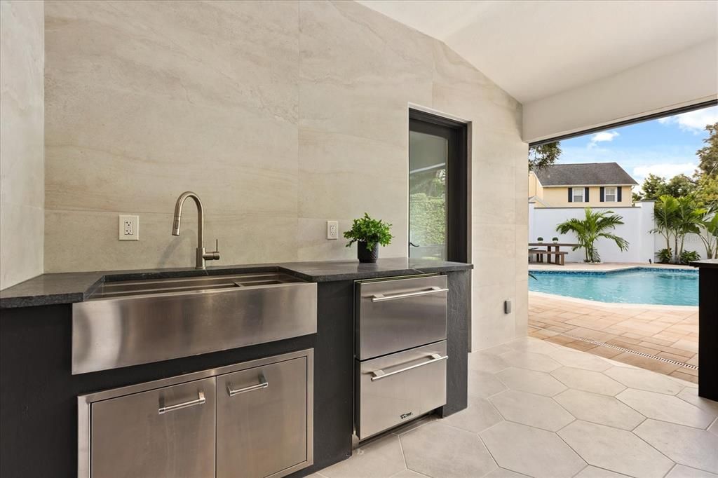 合同活跃: $1,599,900 (3 贝兹, 3 浴室, 2432 平方英尺)