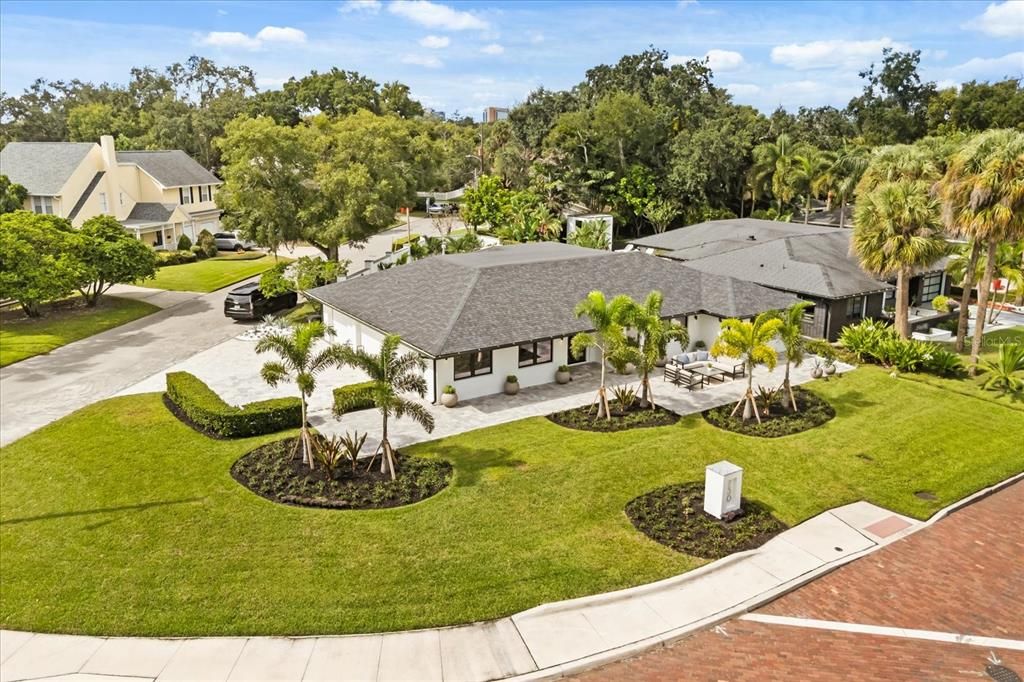 合同活跃: $1,599,900 (3 贝兹, 3 浴室, 2432 平方英尺)