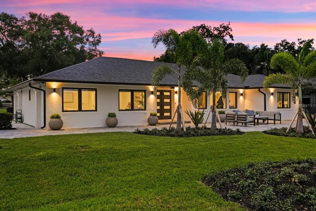 合同活跃: $1,599,900 (3 贝兹, 3 浴室, 2432 平方英尺)