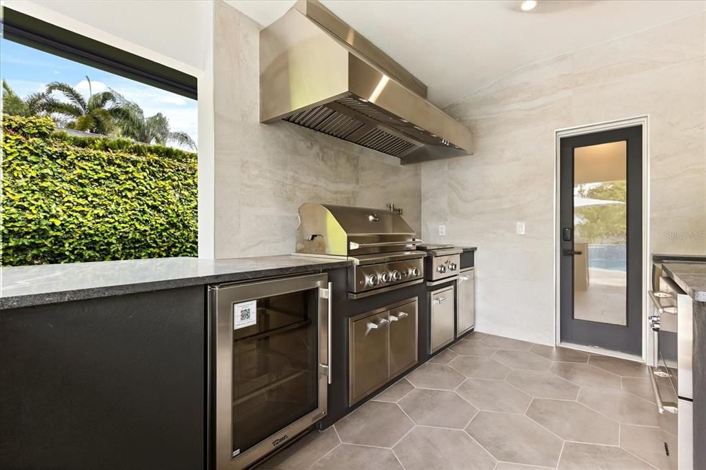 合同活跃: $1,599,900 (3 贝兹, 3 浴室, 2432 平方英尺)