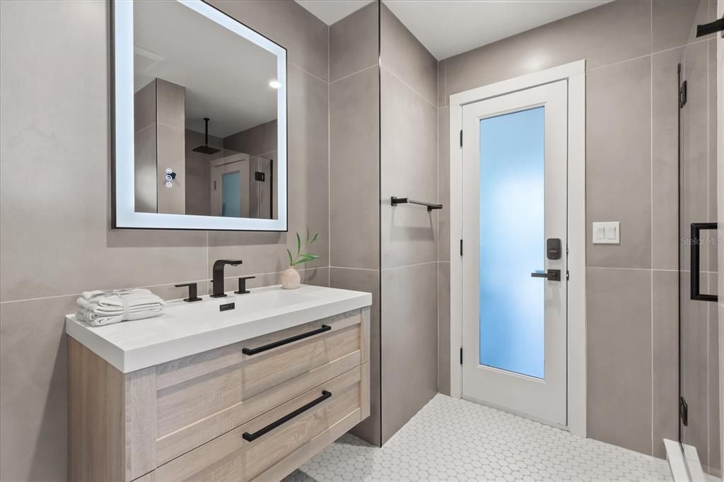 合同活跃: $1,599,900 (3 贝兹, 3 浴室, 2432 平方英尺)