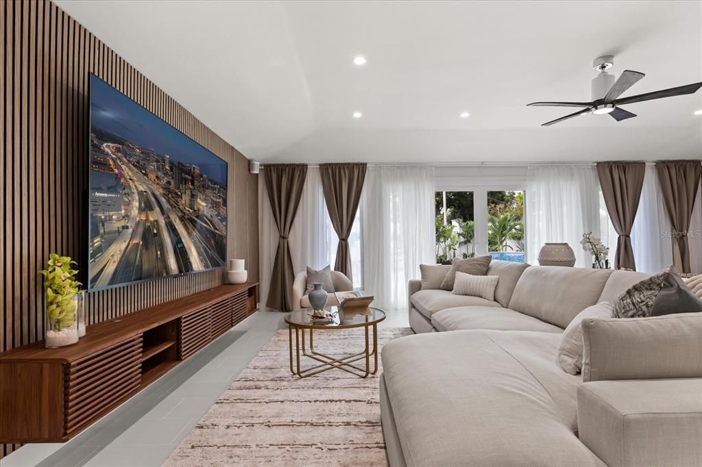 合同活跃: $1,599,900 (3 贝兹, 3 浴室, 2432 平方英尺)