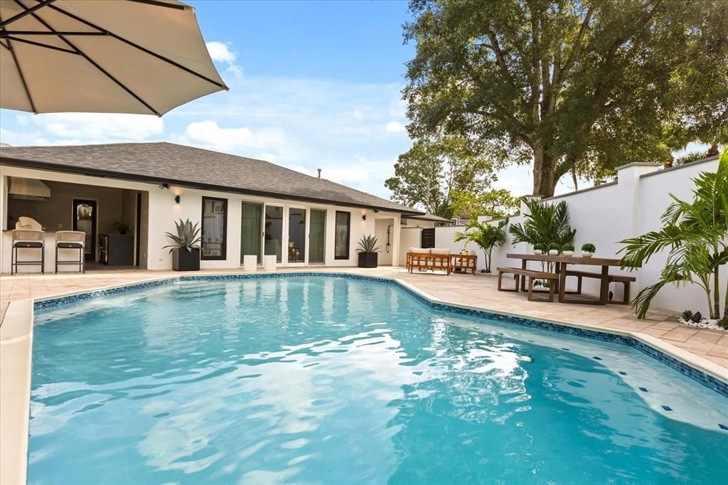 合同活跃: $1,599,900 (3 贝兹, 3 浴室, 2432 平方英尺)