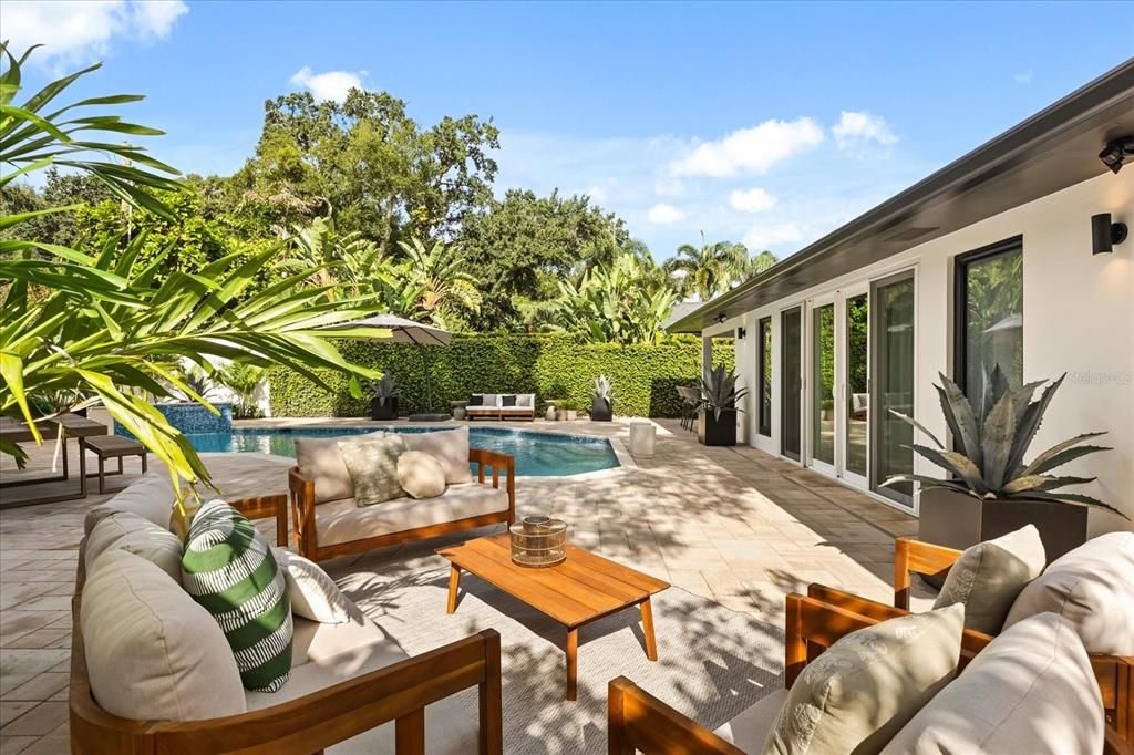 合同活跃: $1,599,900 (3 贝兹, 3 浴室, 2432 平方英尺)