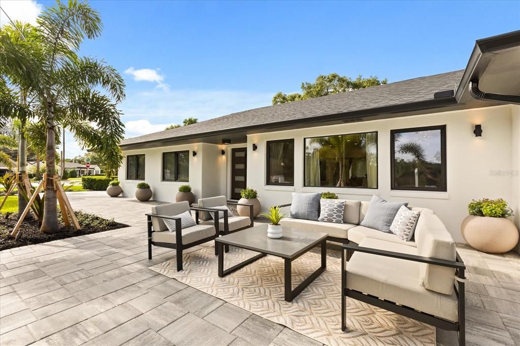 合同活跃: $1,599,900 (3 贝兹, 3 浴室, 2432 平方英尺)