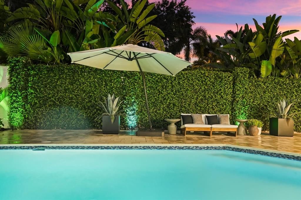 合同活跃: $1,599,900 (3 贝兹, 3 浴室, 2432 平方英尺)