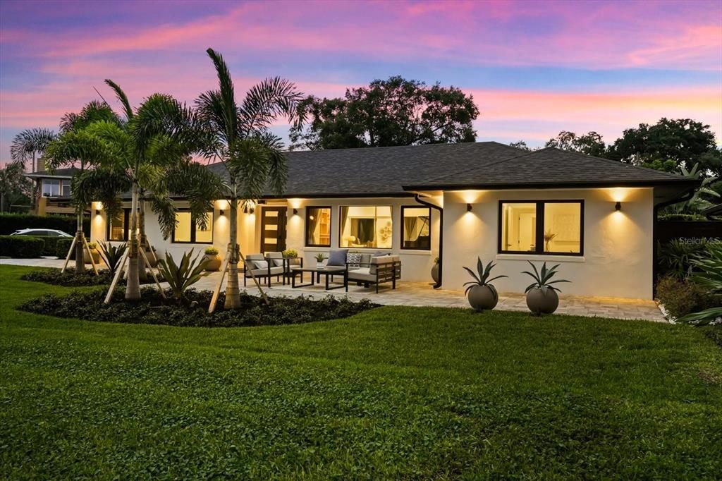 合同活跃: $1,599,900 (3 贝兹, 3 浴室, 2432 平方英尺)