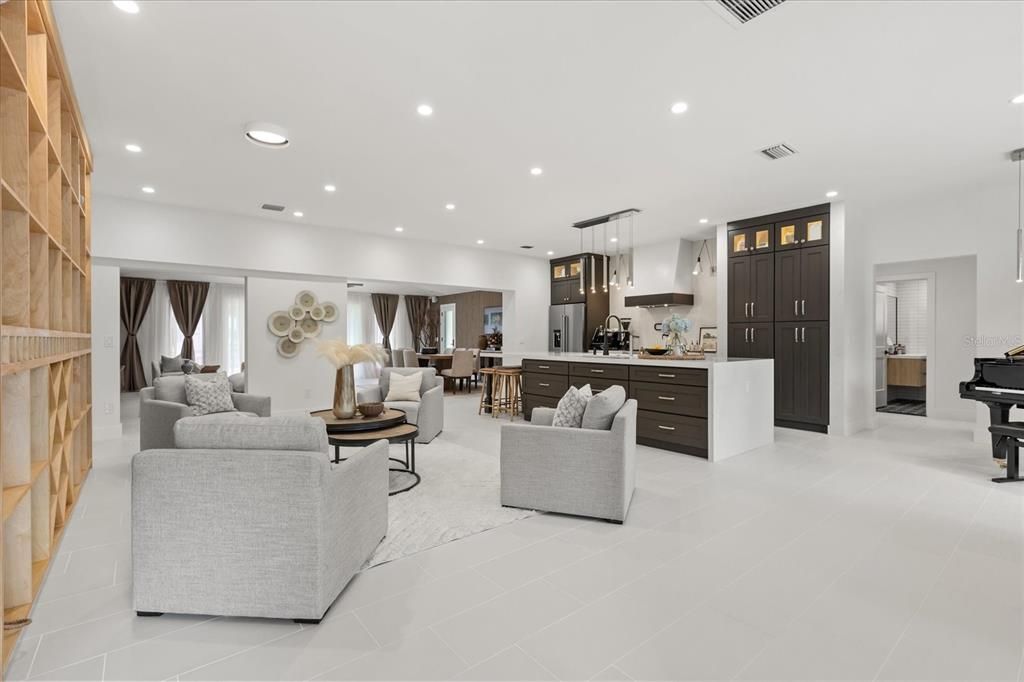 合同活跃: $1,599,900 (3 贝兹, 3 浴室, 2432 平方英尺)