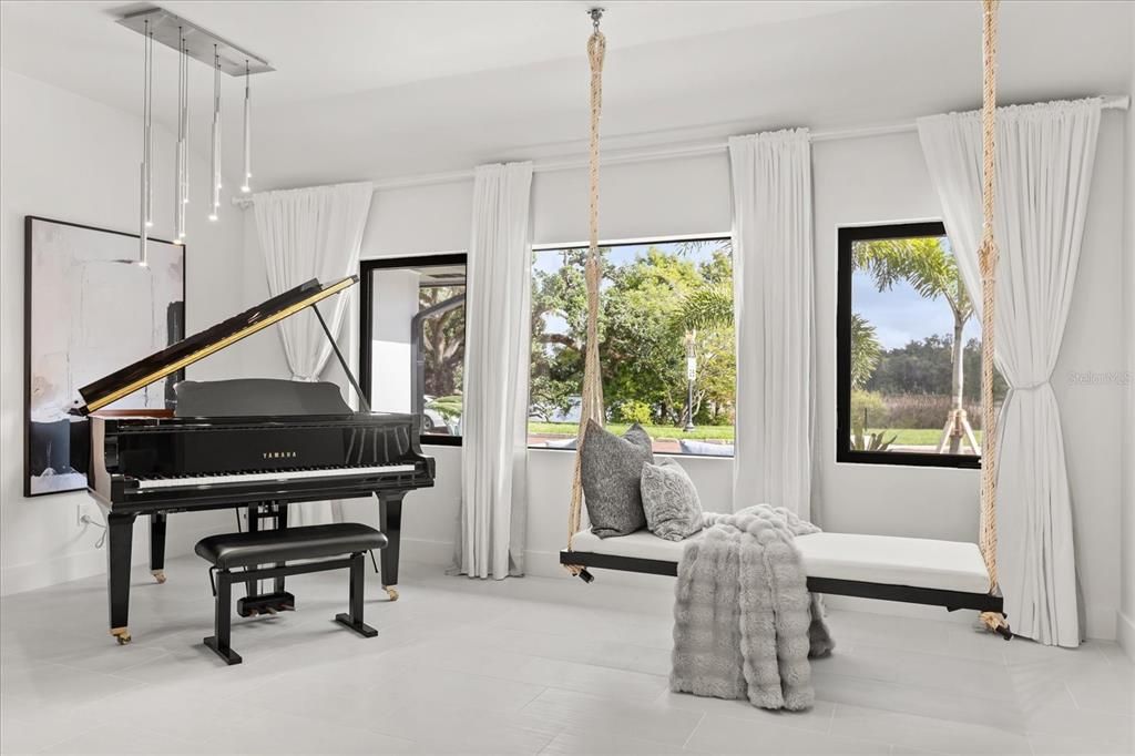 合同活跃: $1,599,900 (3 贝兹, 3 浴室, 2432 平方英尺)