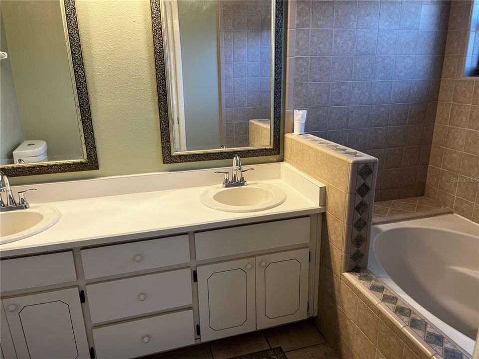 Active With Contract: $350,000 (3 beds, 2 baths, 1249 Square Feet)