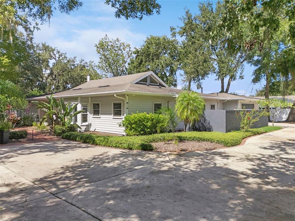 For Sale: $879,000 (3 beds, 2 baths, 2713 Square Feet)