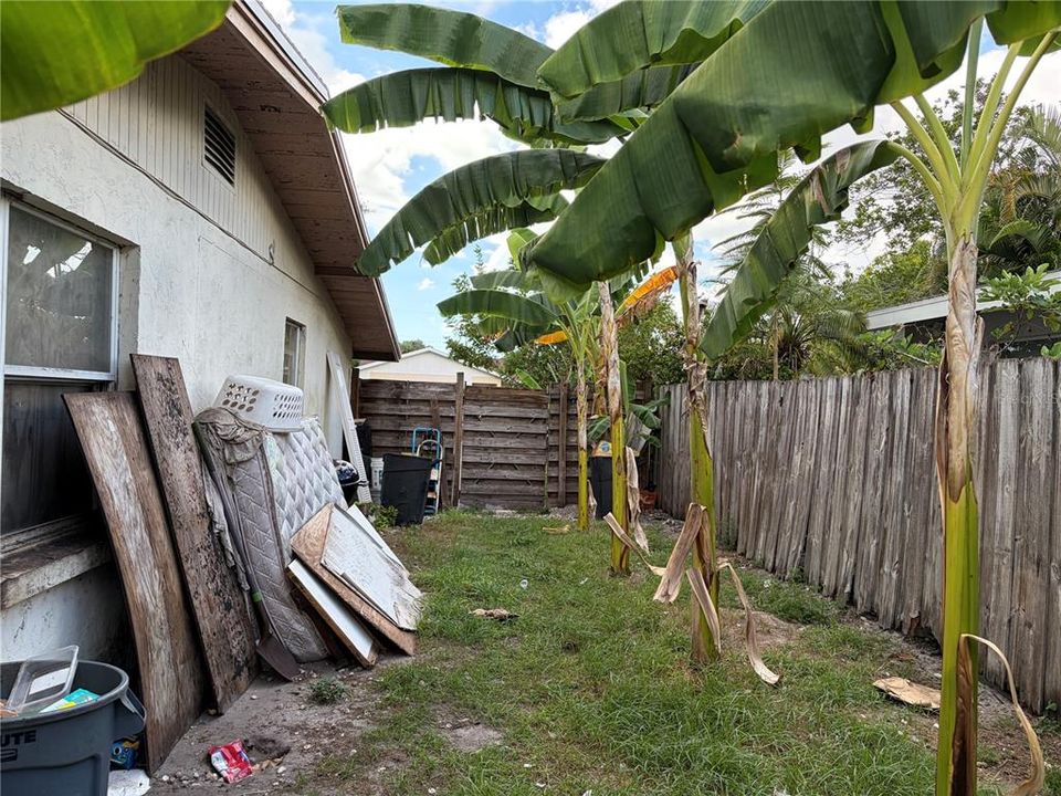 合同活跃: $255,000 (2 贝兹, 1 浴室, 1166 平方英尺)