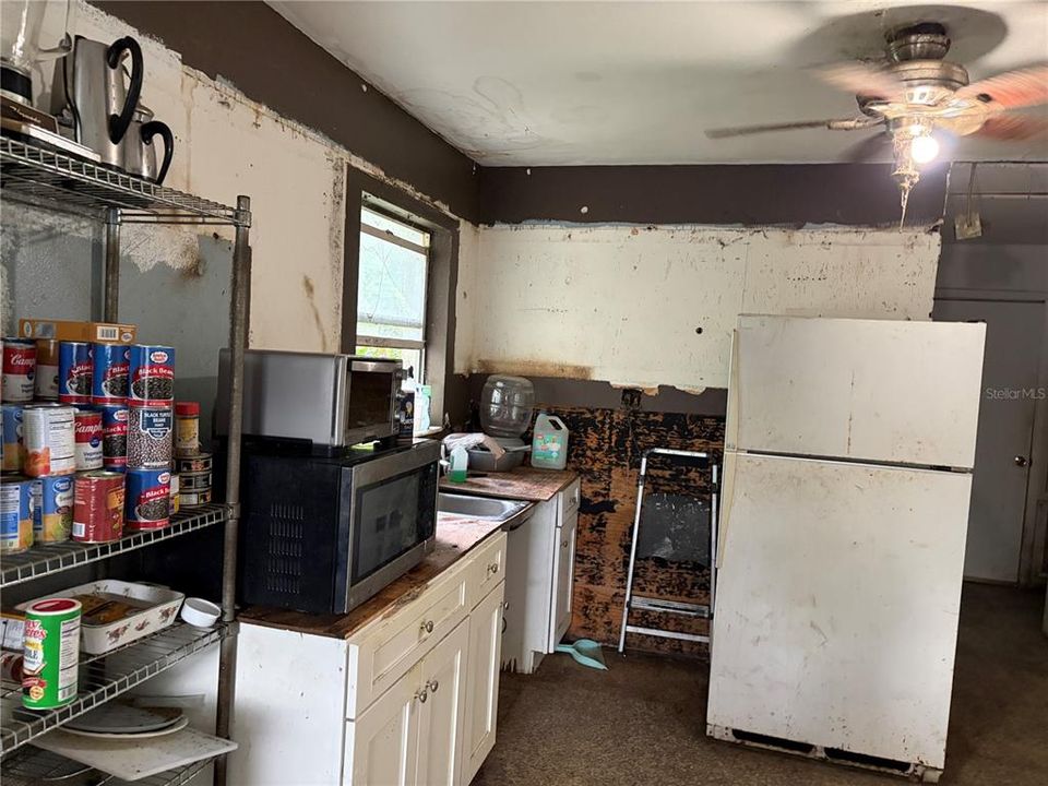 合同活跃: $255,000 (2 贝兹, 1 浴室, 1166 平方英尺)