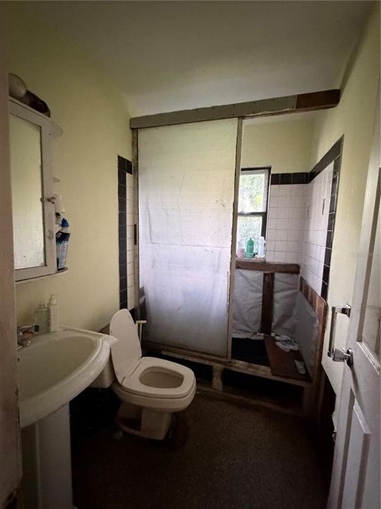 合同活跃: $255,000 (2 贝兹, 1 浴室, 1166 平方英尺)