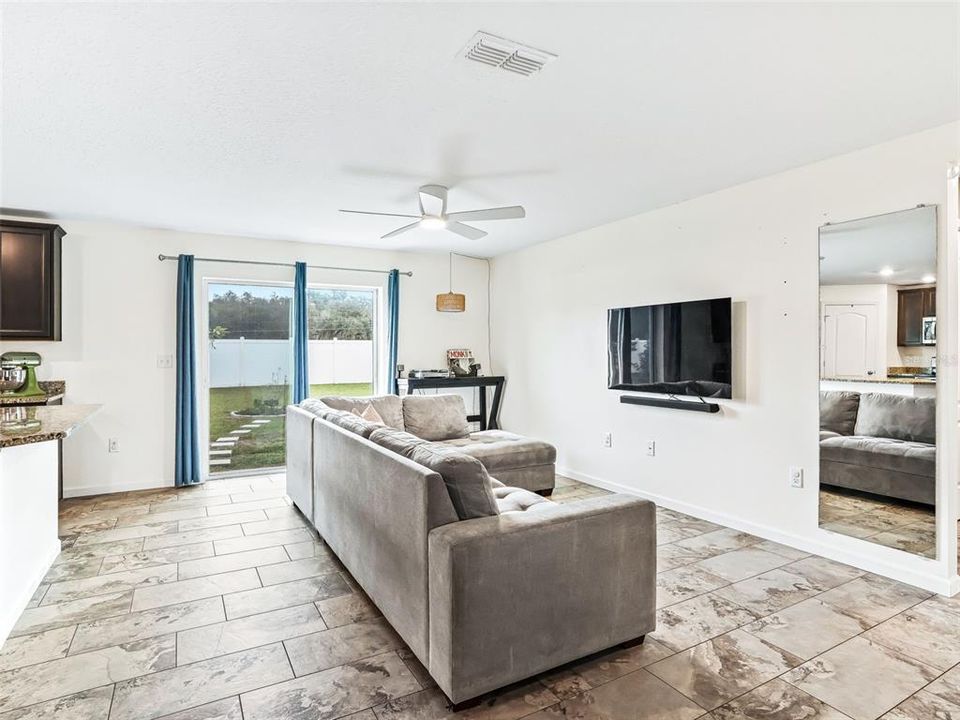 合同活跃: $305,000 (3 贝兹, 2 浴室, 1463 平方英尺)