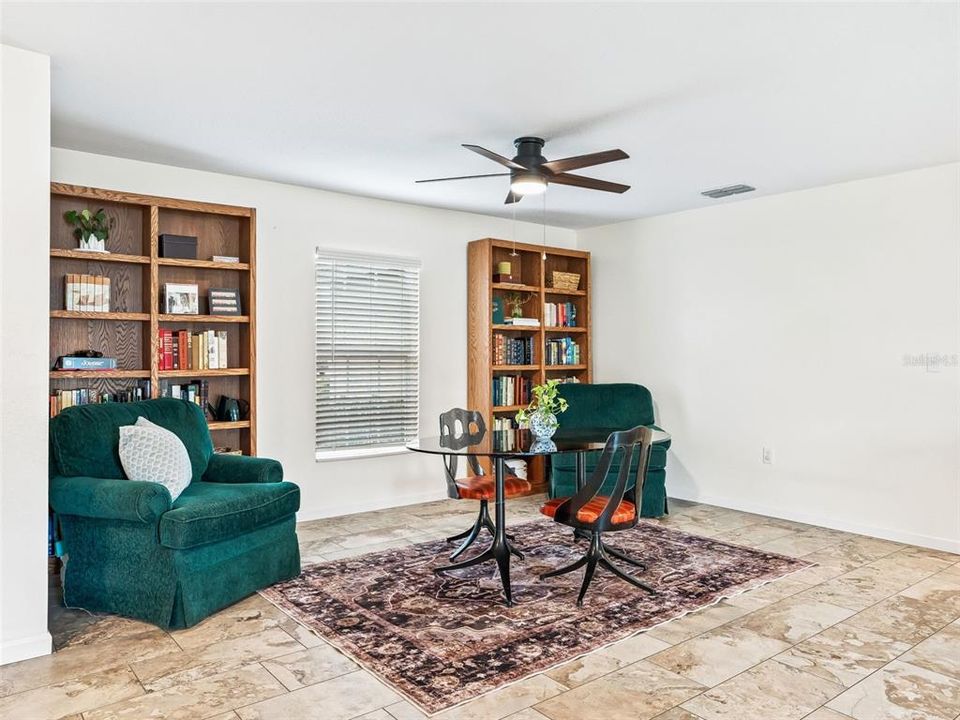 合同活跃: $305,000 (3 贝兹, 2 浴室, 1463 平方英尺)