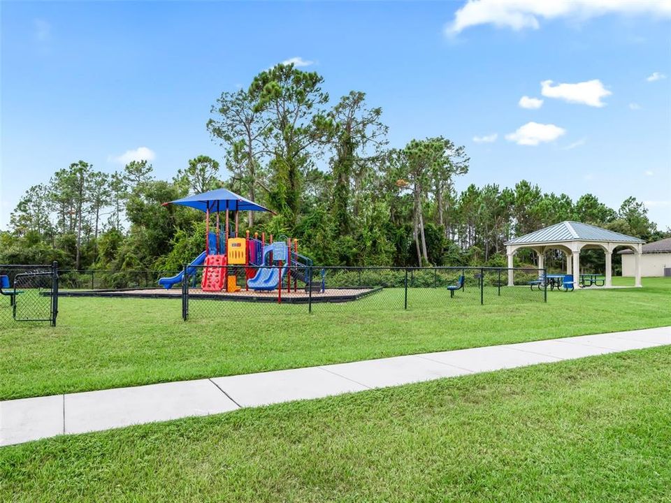 合同活跃: $305,000 (3 贝兹, 2 浴室, 1463 平方英尺)