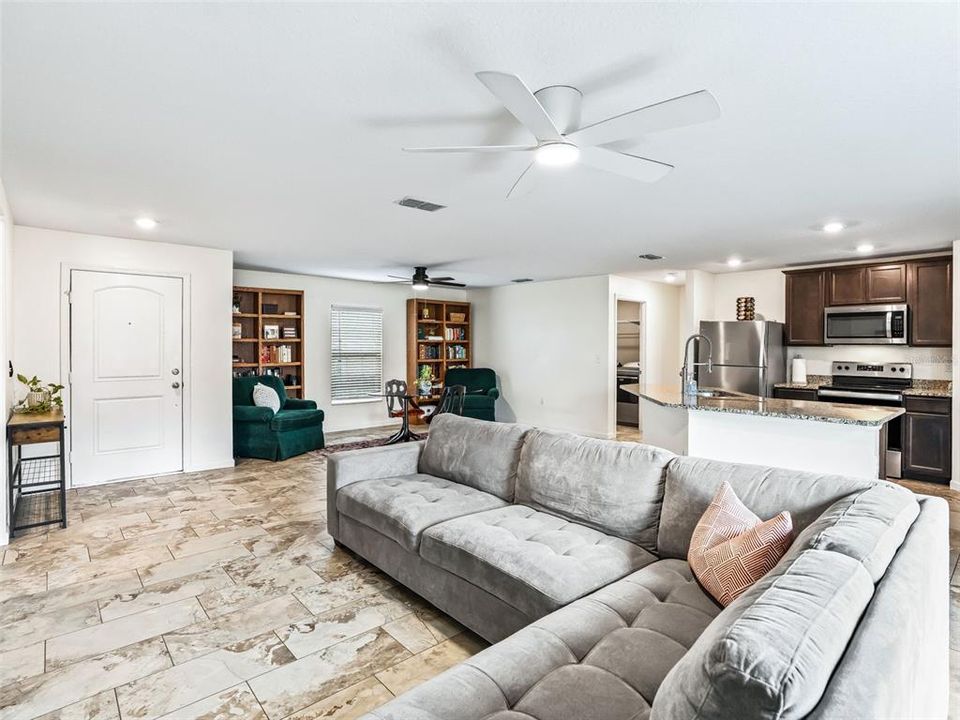 合同活跃: $305,000 (3 贝兹, 2 浴室, 1463 平方英尺)