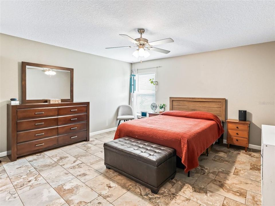 合同活跃: $305,000 (3 贝兹, 2 浴室, 1463 平方英尺)