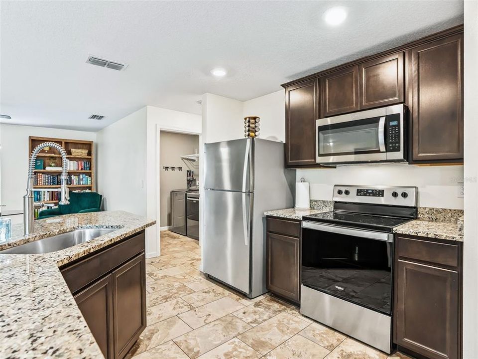 合同活跃: $305,000 (3 贝兹, 2 浴室, 1463 平方英尺)