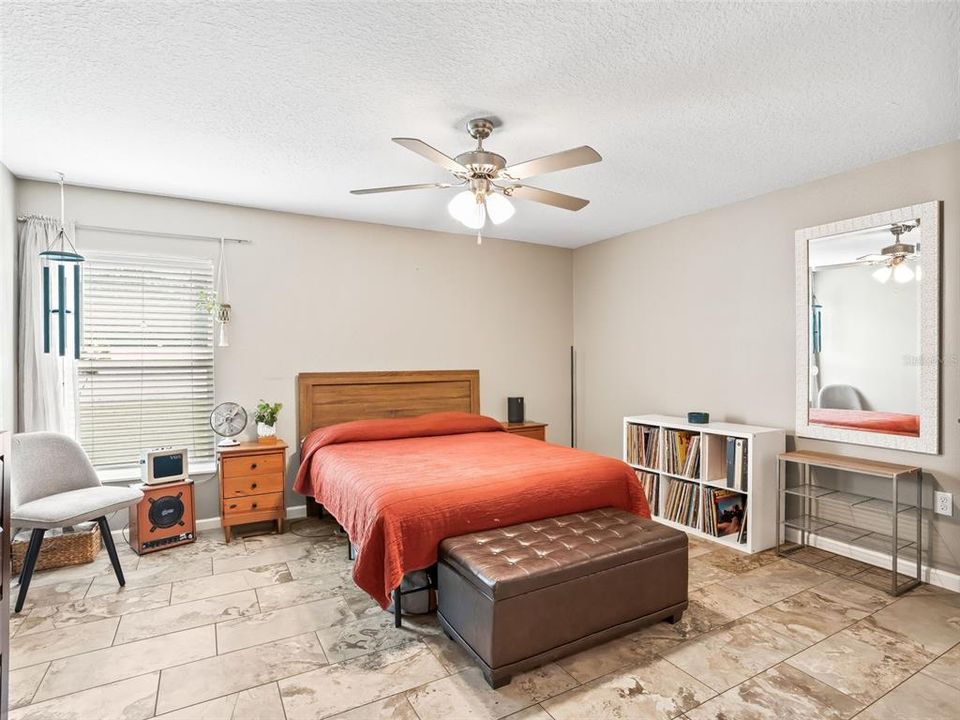 合同活跃: $305,000 (3 贝兹, 2 浴室, 1463 平方英尺)