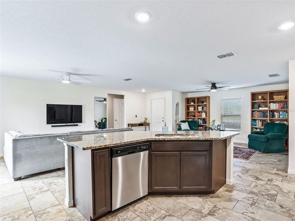 合同活跃: $305,000 (3 贝兹, 2 浴室, 1463 平方英尺)