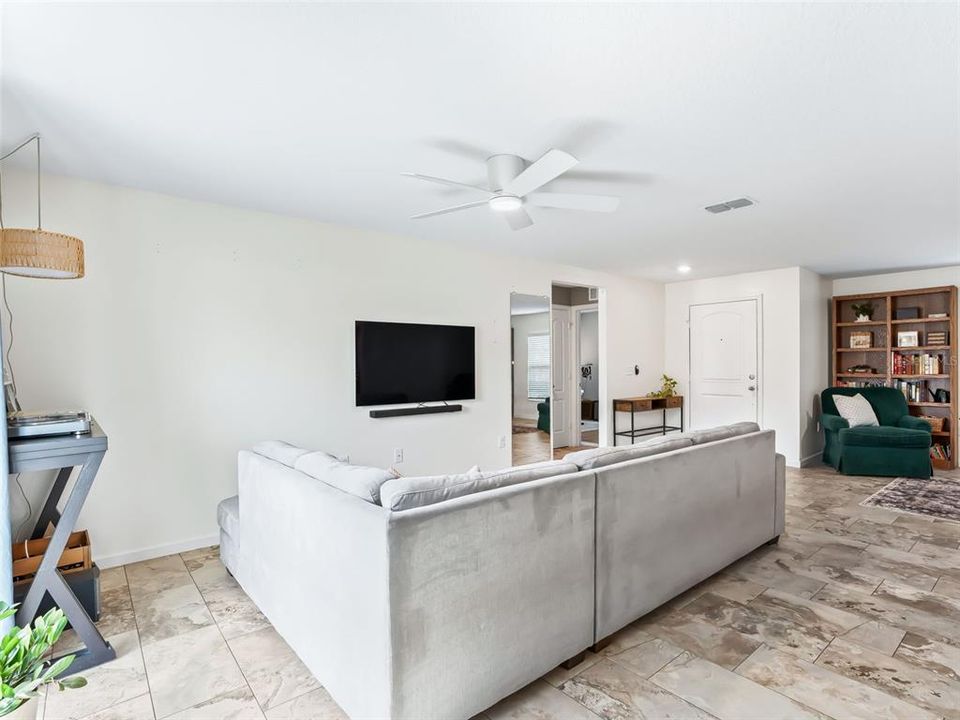 合同活跃: $305,000 (3 贝兹, 2 浴室, 1463 平方英尺)