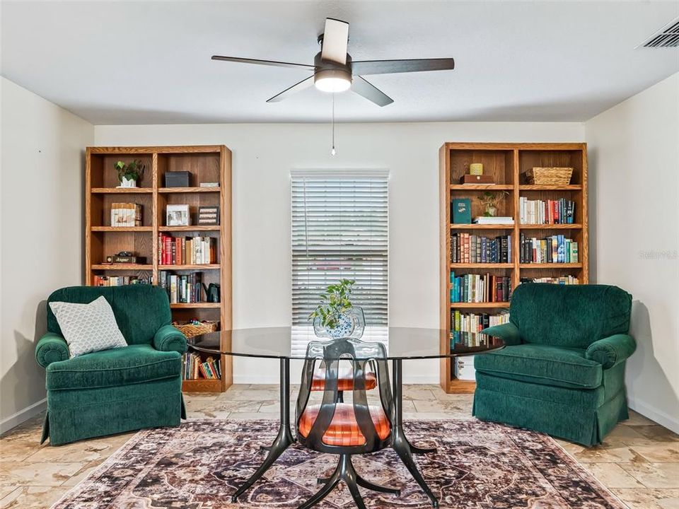 合同活跃: $305,000 (3 贝兹, 2 浴室, 1463 平方英尺)