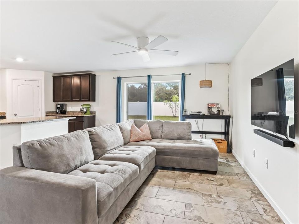 合同活跃: $305,000 (3 贝兹, 2 浴室, 1463 平方英尺)