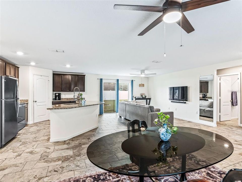 合同活跃: $305,000 (3 贝兹, 2 浴室, 1463 平方英尺)