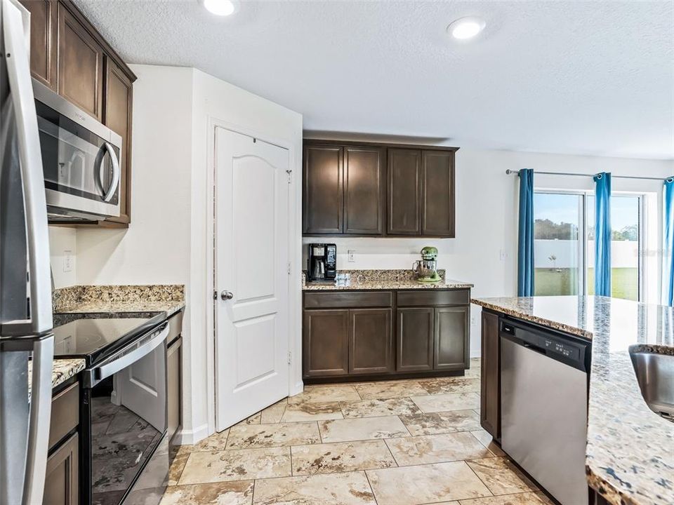 合同活跃: $305,000 (3 贝兹, 2 浴室, 1463 平方英尺)