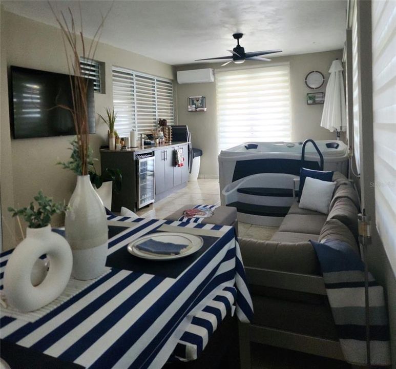 Под контрактом: $460,000 (4 спален, 3 ванн, 2800 Квадратных фут)