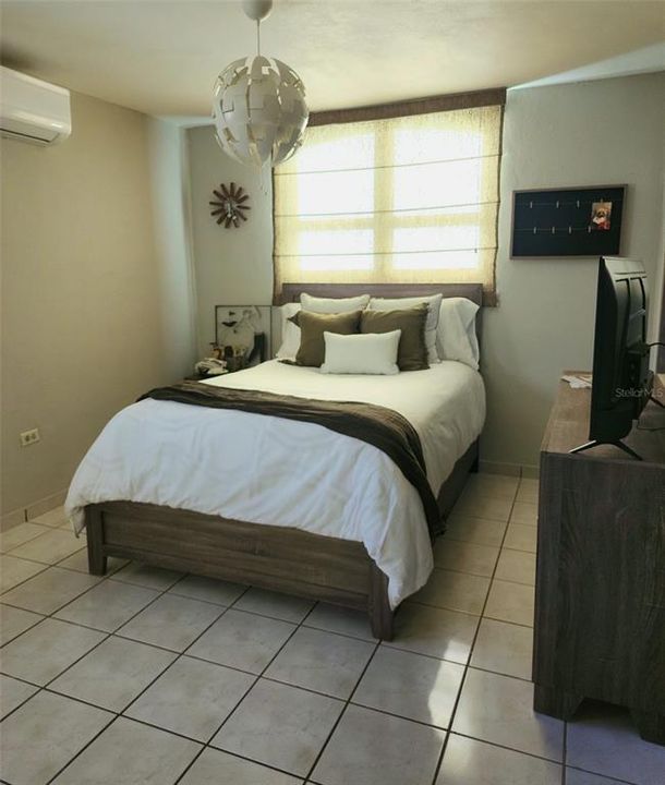 Под контрактом: $460,000 (4 спален, 3 ванн, 2800 Квадратных фут)