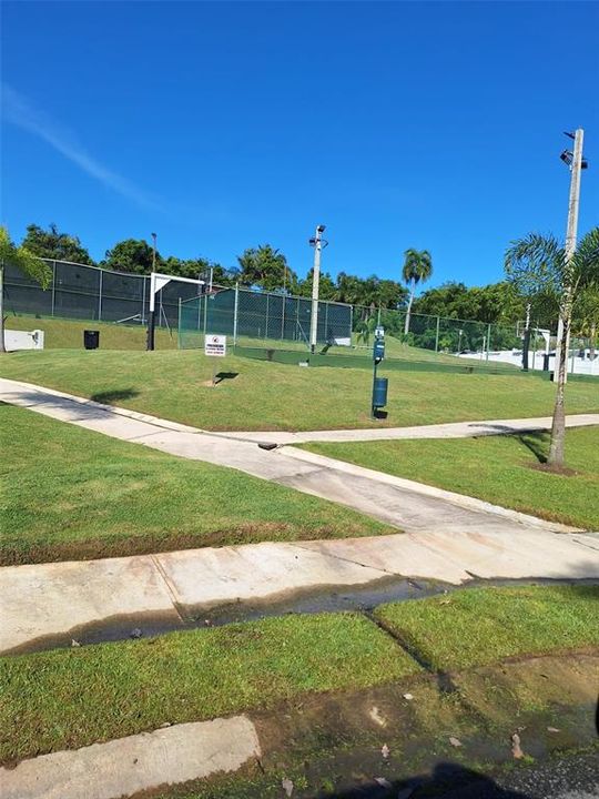 Под контрактом: $460,000 (4 спален, 3 ванн, 2800 Квадратных фут)