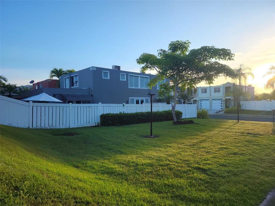 Под контрактом: $460,000 (4 спален, 3 ванн, 2800 Квадратных фут)