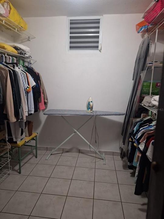 Под контрактом: $460,000 (4 спален, 3 ванн, 2800 Квадратных фут)