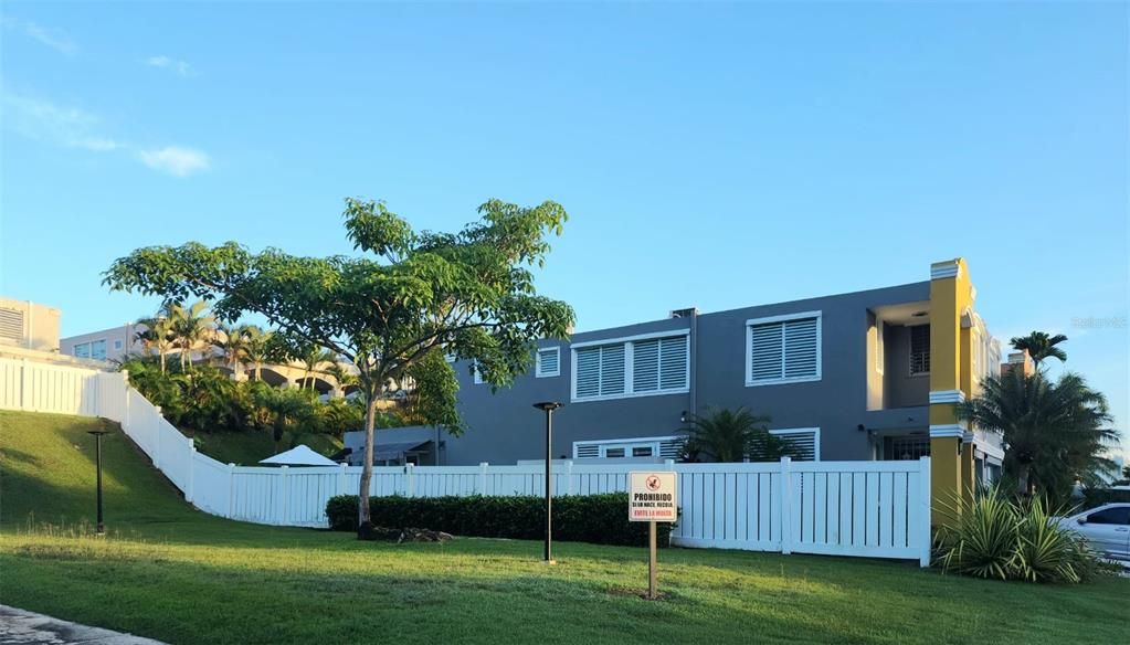 Под контрактом: $460,000 (4 спален, 3 ванн, 2800 Квадратных фут)