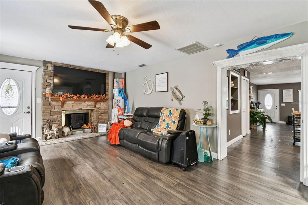 For Sale: $407,000 (2 beds, 2 baths, 1848 Square Feet)